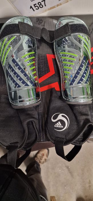 Caneleiras Adidas novas