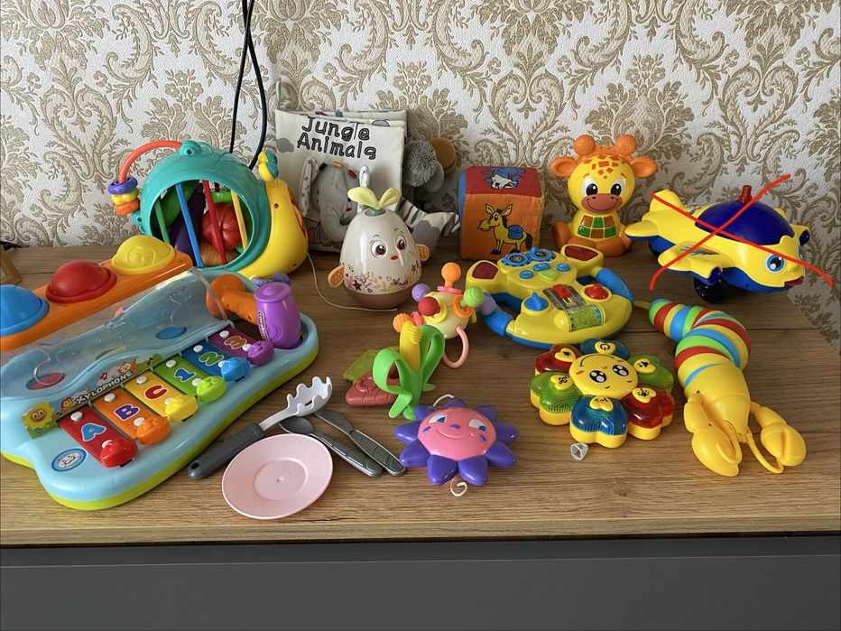 Іграшки дитячі. Жирафа, кермо музичне, равлик-сортер. Мʼяка книжка