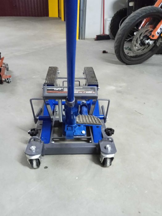 Macaco, Elevador hidráulico de 680kg para manutenção. Usado uma vez.