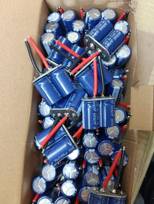 конденсатори Aishi RF , 2200 мкФ, 35V
на 2200 мкФ, 35 В.