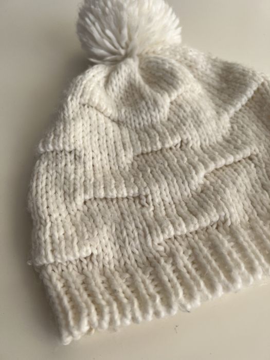 Biała czapka z pomponem