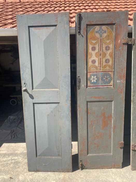 Portas antigas com pinturas