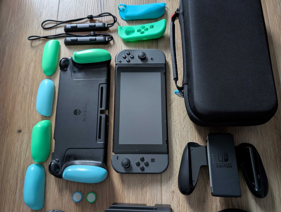Konsola Nintendo Switch z akcesoriami, etui, torba, kierownice