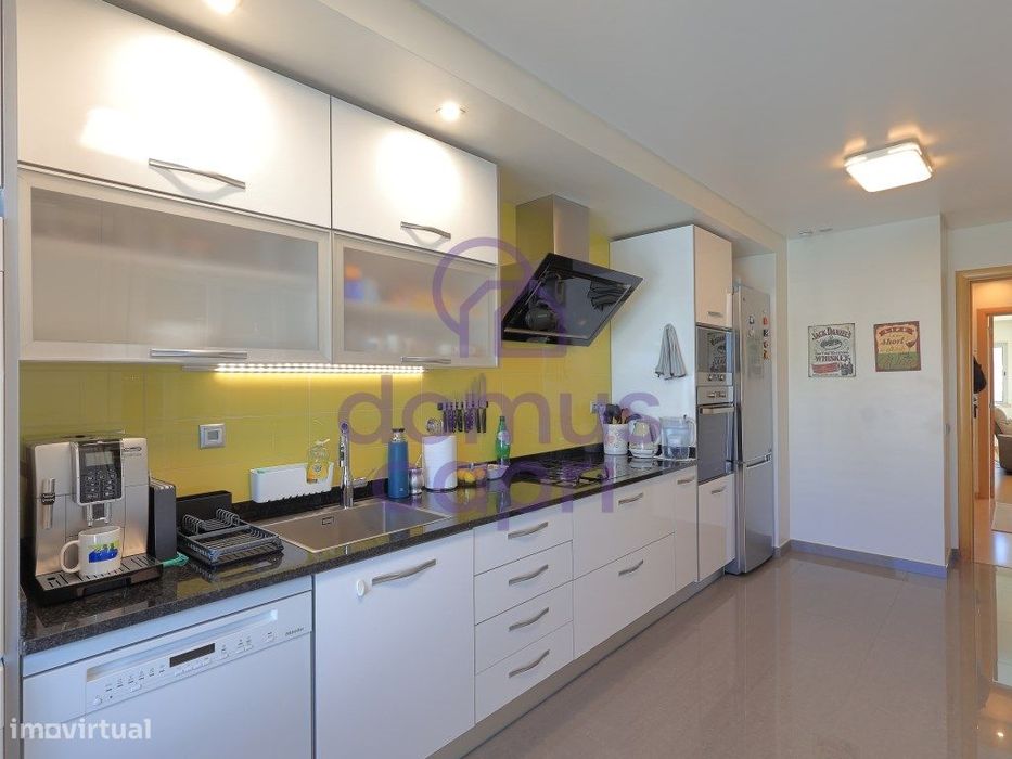 Apartamento T3 com Estacionamento em Faro -
