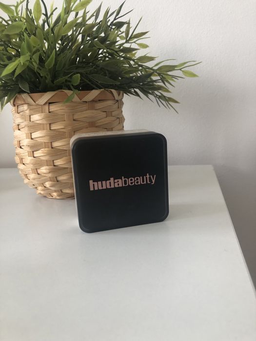 Huda beauty puder pound cake