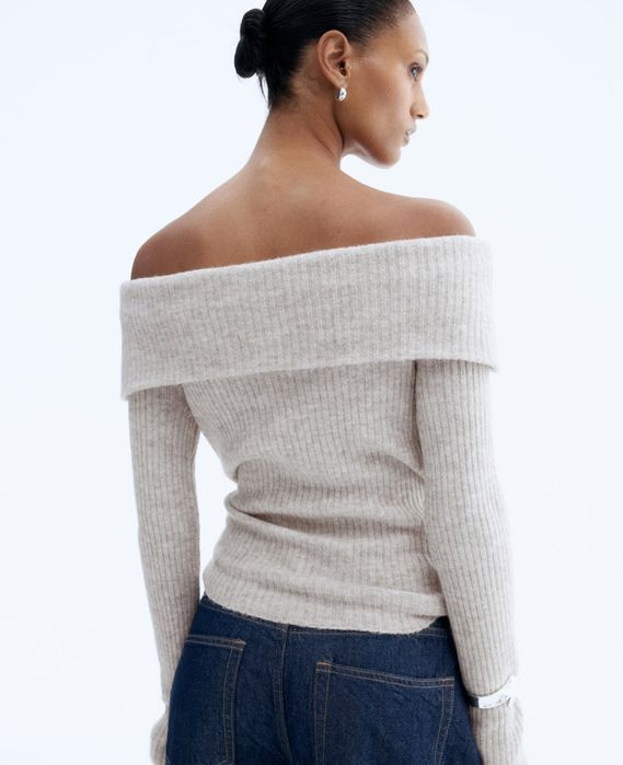 Dzianinowy sweter off shoulder z okrytymi ramionami beżowy