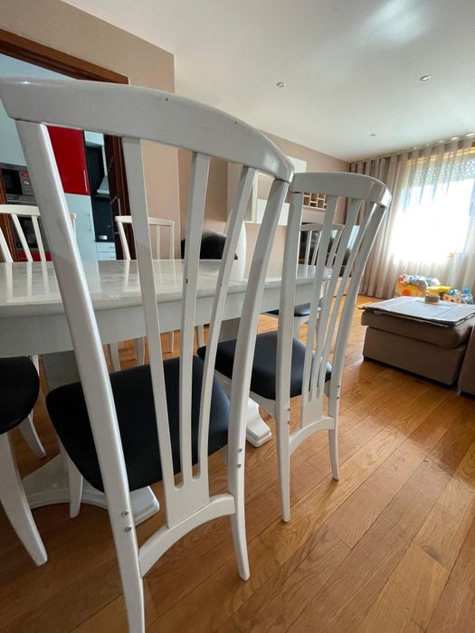 Dining Table with Lacquered Chairs64740309806209123