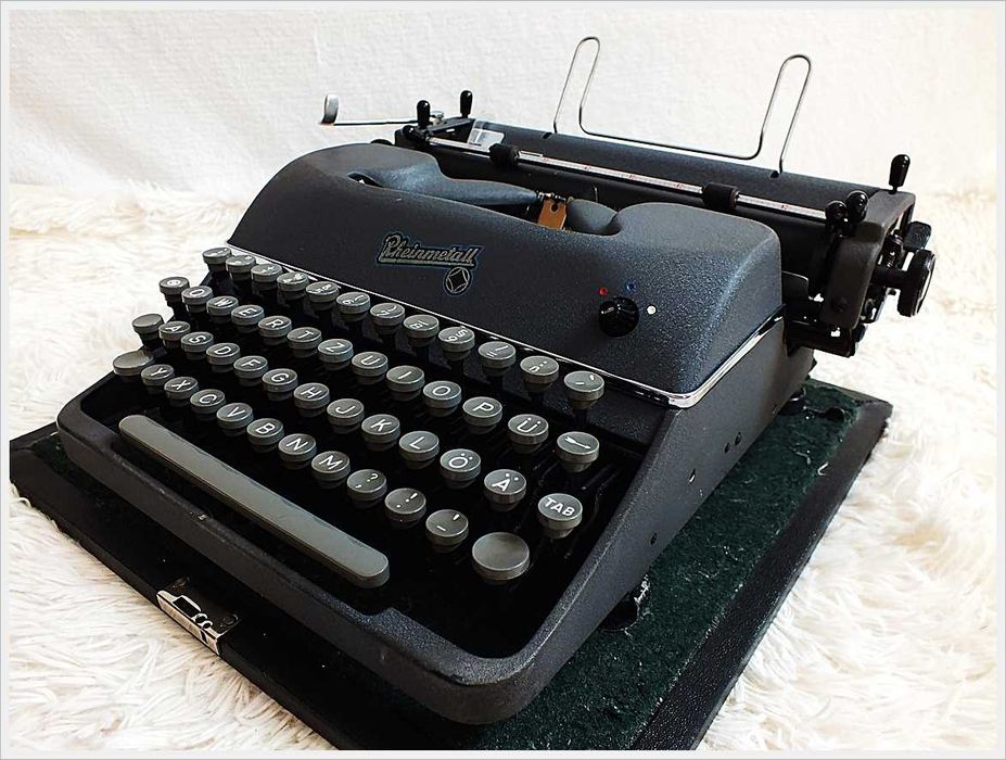 Stara maszyna do pisania Rheinmetal mała, zgrabna z lat 40-50-tych PRL