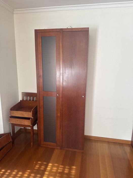 Movel e aparador cerejeira em exelente estado de conservação.