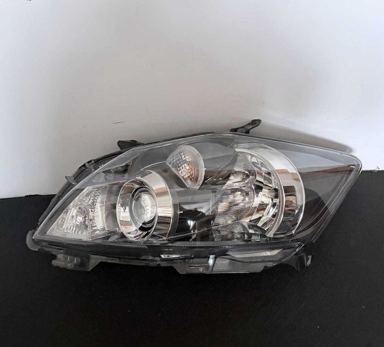 Lampa Lewa Reflektor Lewy Toyota Auris Lift Ciemny Środek demontaż eu