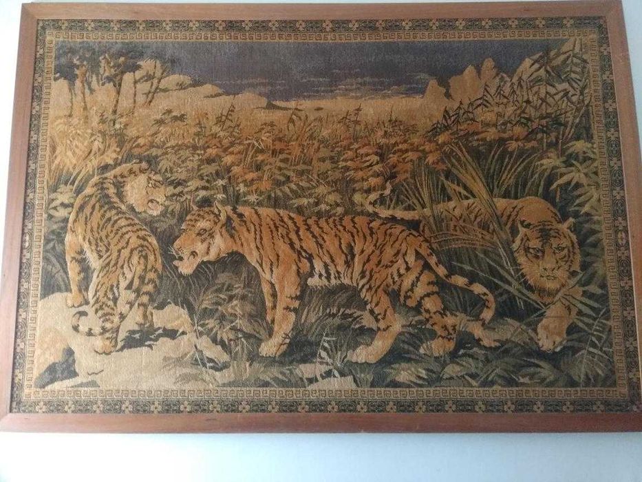 2 tapecaria quadro emuldorado em seda 2m comp, por 1,50m alt.