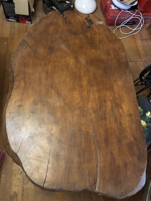 Mesa feita toda de madeira