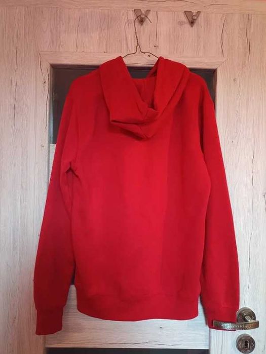 Czerwona bluza z kapturem