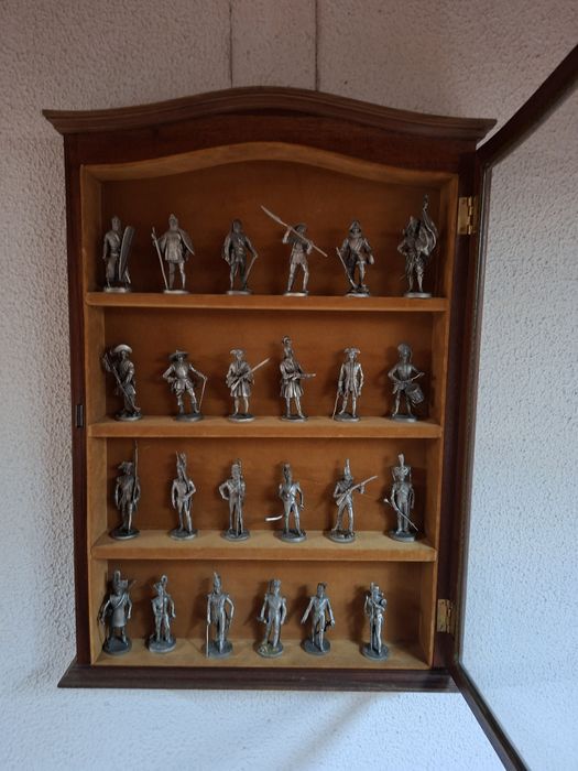 Vitrine com 24 soldadinhos de chumbo
