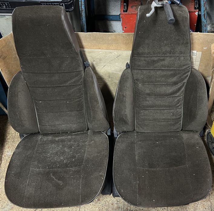 Bancos dianteiros reclináveis.