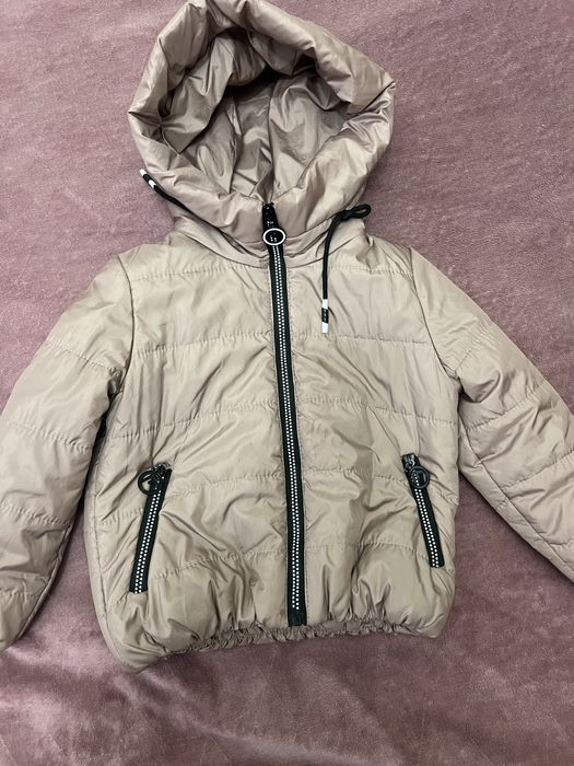 Куртка на дівчинку.