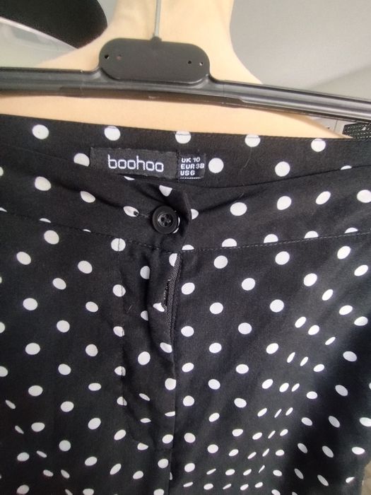 R.M boohoo czarne spodnie zwiewne w białe kropki 7/8 szeroka nogawka