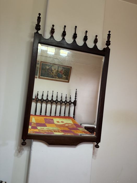 Conjunto de cama de casal, cómoda, duas cadeiras e dois espelhos