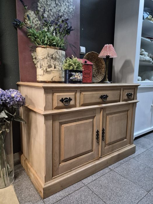 Aparador em madeira natural. Oferecemos a entrega na zona de Lisboa.