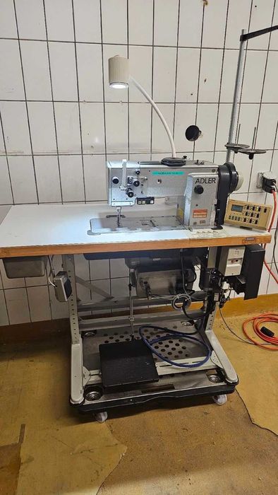 Máquina de costura industrial "Adler"