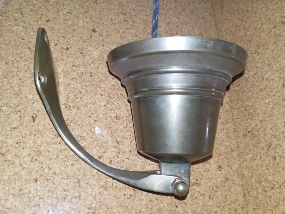Sino em latão com suporte