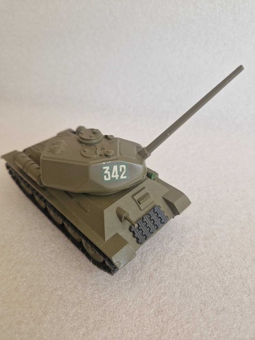 Танк Т-34 Арсенал. 1:43 масштаба. Модель от завода Арсенал