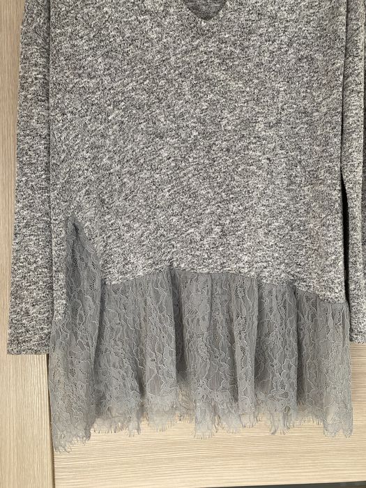 Szary sweter z koronkowym wykończeniem