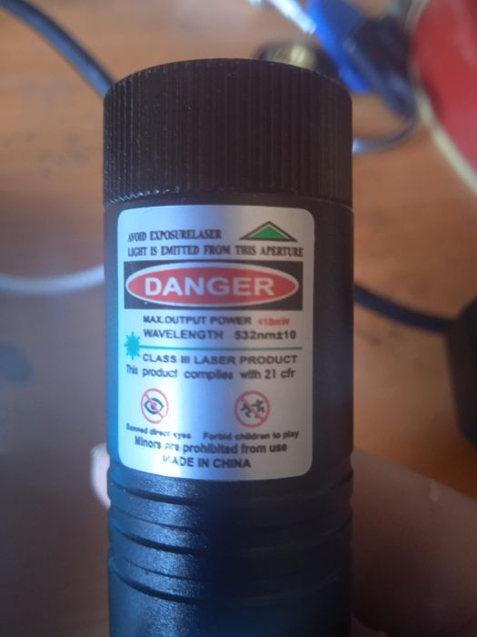 Лазер 303, зелёный луч. Поджигает