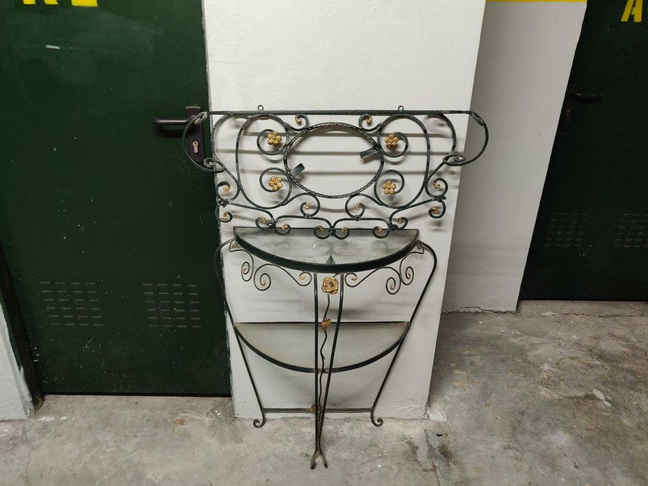 Credência e bengaleiro em ferro antigos