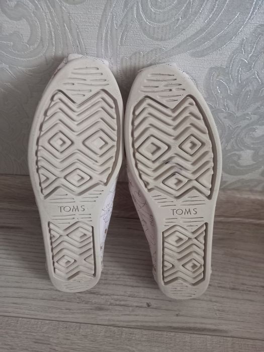 Продам слипоны TOMS