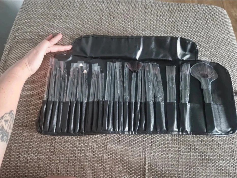 Zestaw pędzli do makijażu w etui