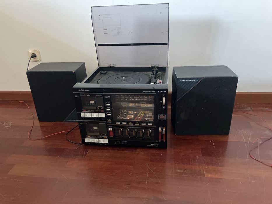 Aparelhagem antiga com gira discos vinil para recuperar
