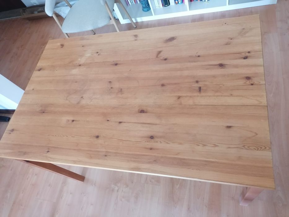 Mesa simples em madeira (120 × 75 × 75 cm)