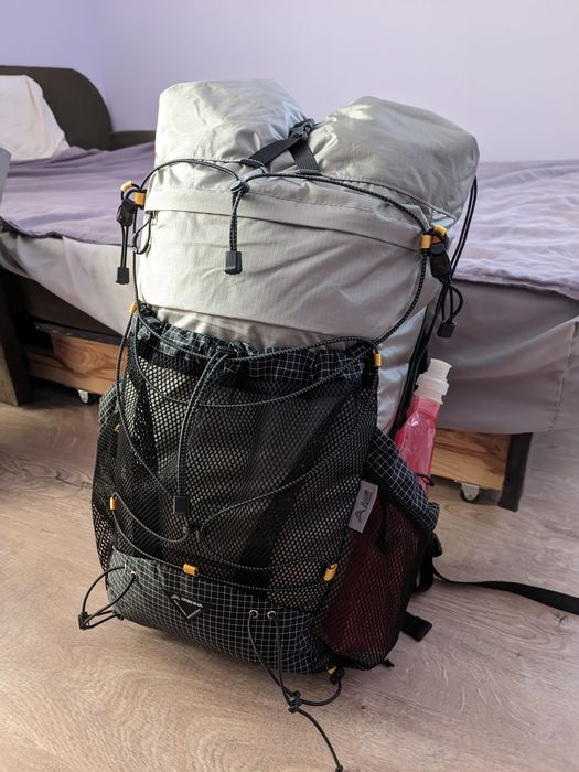 Легкохідний туристичний рюкзак на 35-40 літрів.