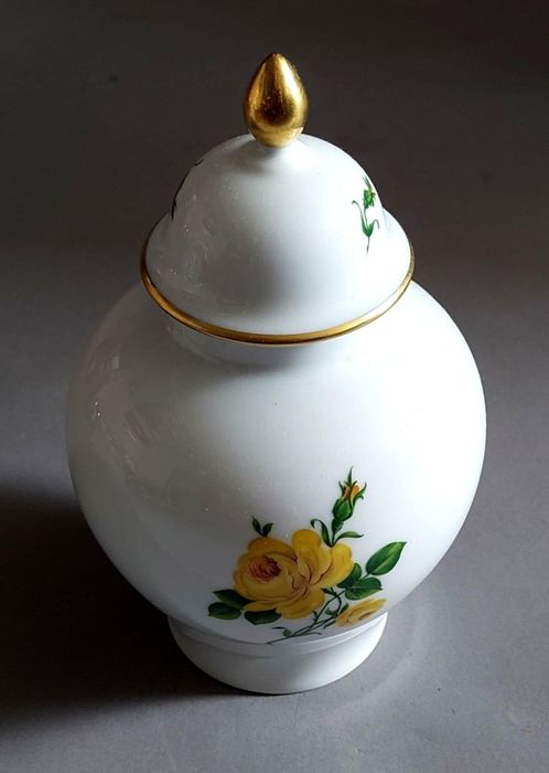 AK Kaiser Sharlottenburg amfora. Żółta róża