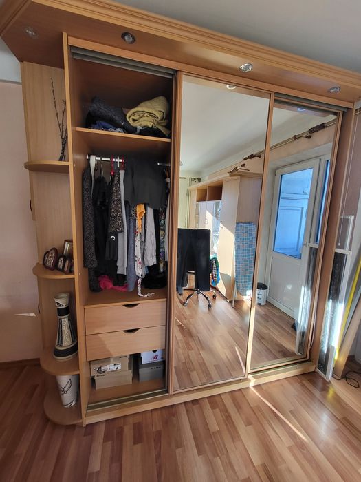 Шкаф для верхней одежды,  обуви  и шкаф-купе в хорошем состоянии