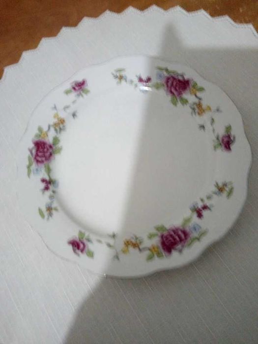 Talerzyk podstawka biała porcelana ornamenty kwiatowe