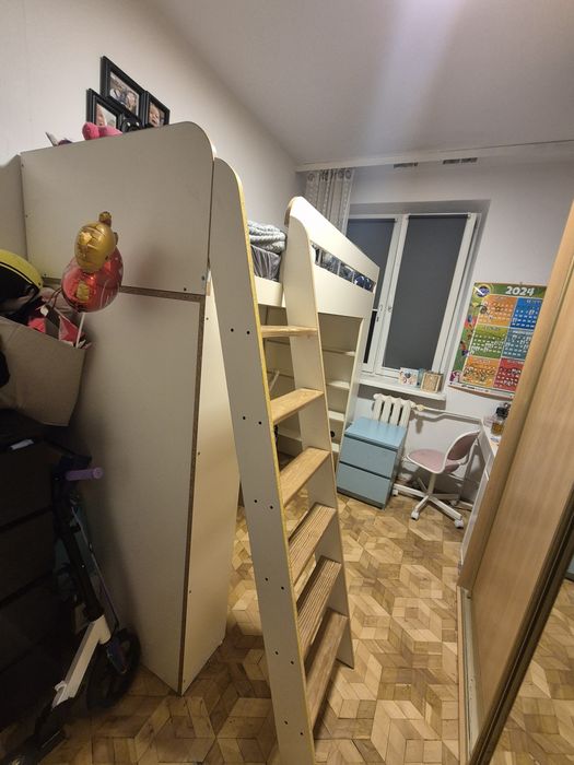 Łóżko piętrowe białe robione przez stolarza z regałami