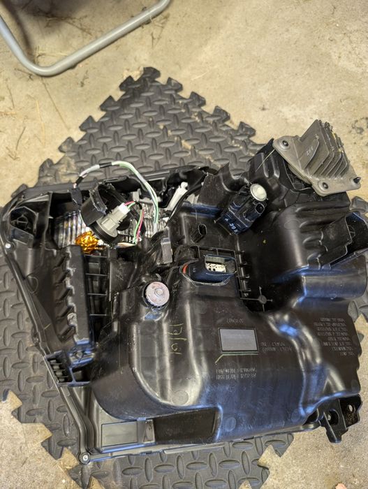 Ford RANGER WILDTRAK  2023 FULL LED reflektor przedni prawy, uszkodzon