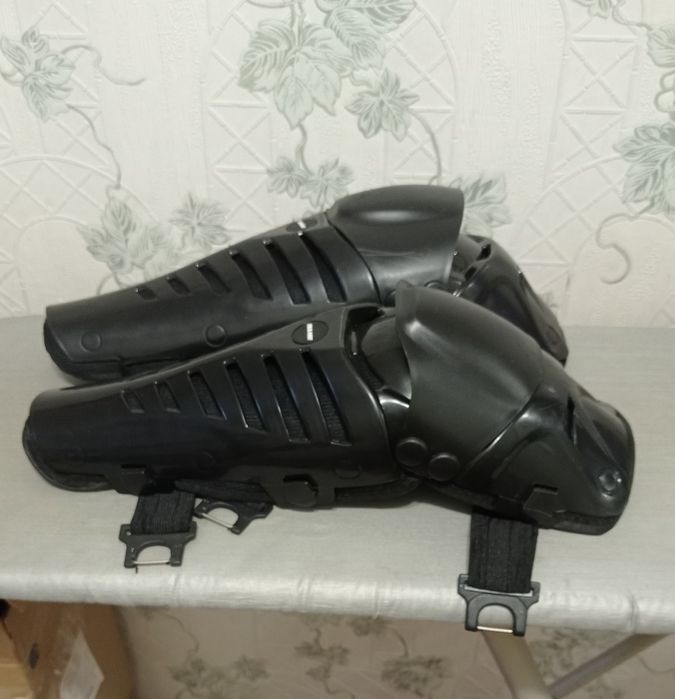 Шарнирные мотонаколенники" SULAITE", Китай, в хорошем состоянии!