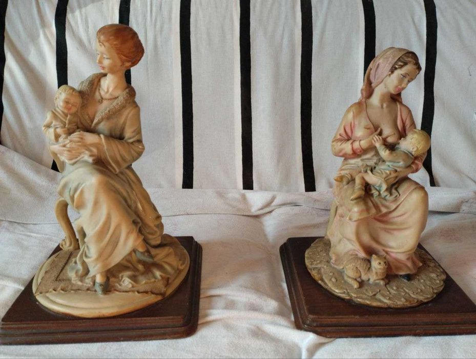 Duas Estatuetas "Mãe Rosa com criança" e "Mãe Azul/Cinza com criança"