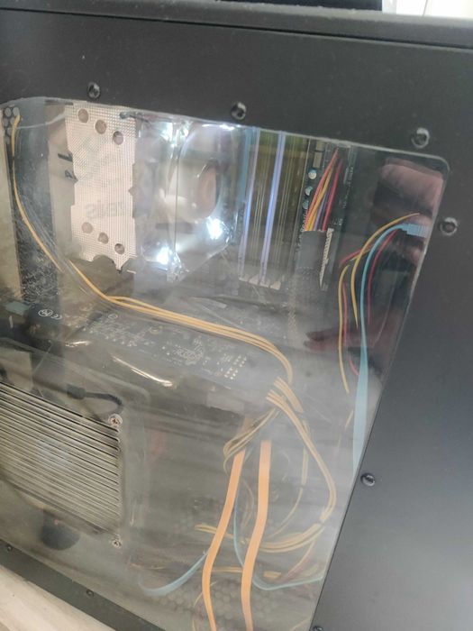 Komputer stacjonarny z monitorem lub bez