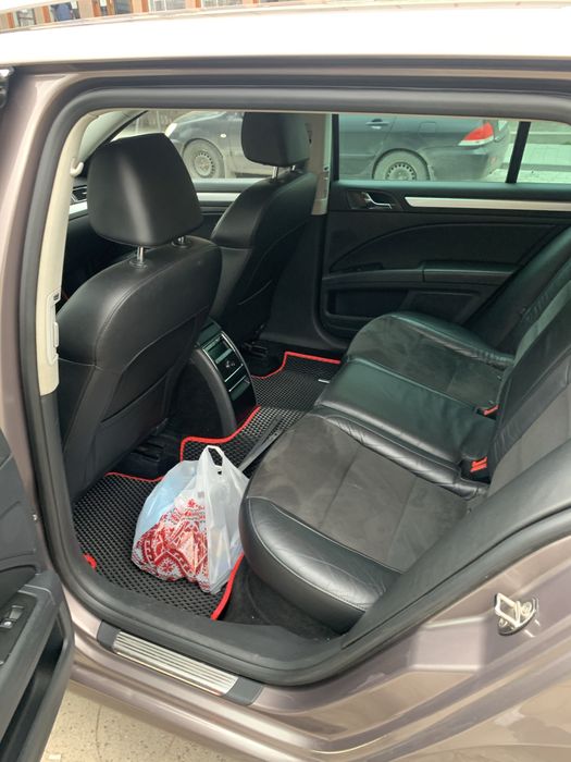 Шкода суперб 2011 року випуску дизель універсал шкіра алькантара