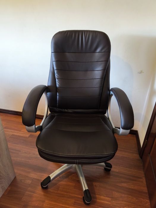 Cadeira de Escritório Executiva Regulável – Excelente Estado