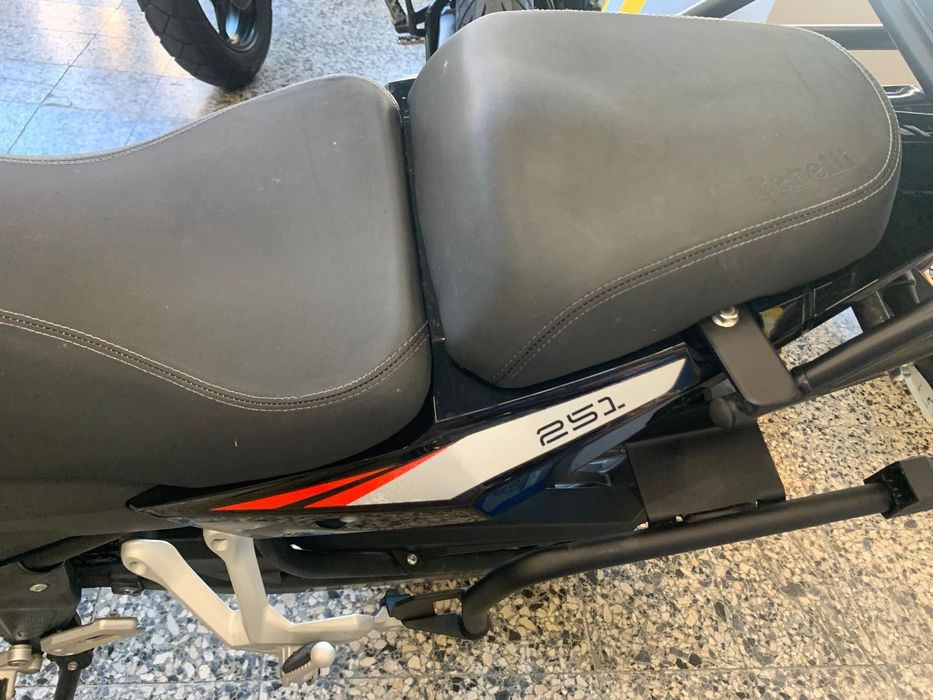 Benelli TRK 251 de 2021 com Top case e Malas Laterais. 3357 Kms