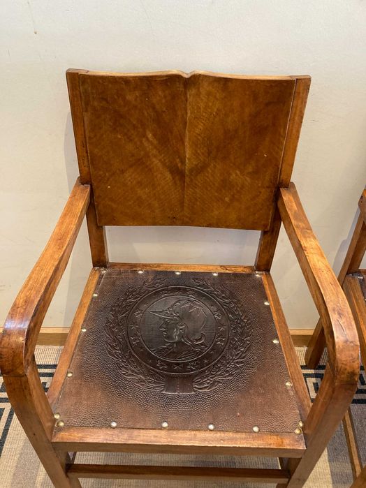 2 Cadeirões Antigos em Madeira Maciça