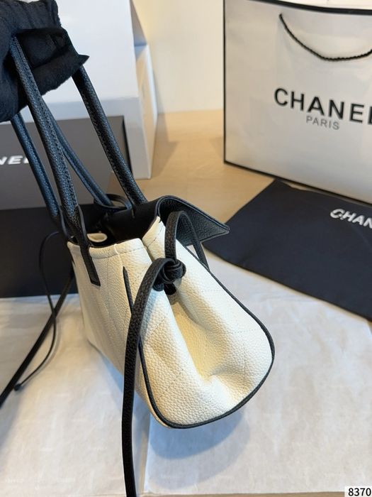 Сумка Chanel Urban Essential East West Small AS6288 31 см чорно-біла  В НАЯВНОСТІ