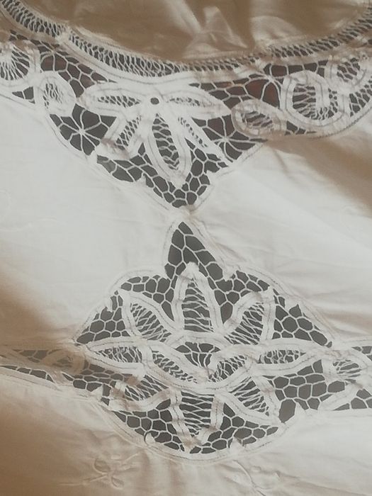 Toalha de mesa retangular, toda feira à mão.