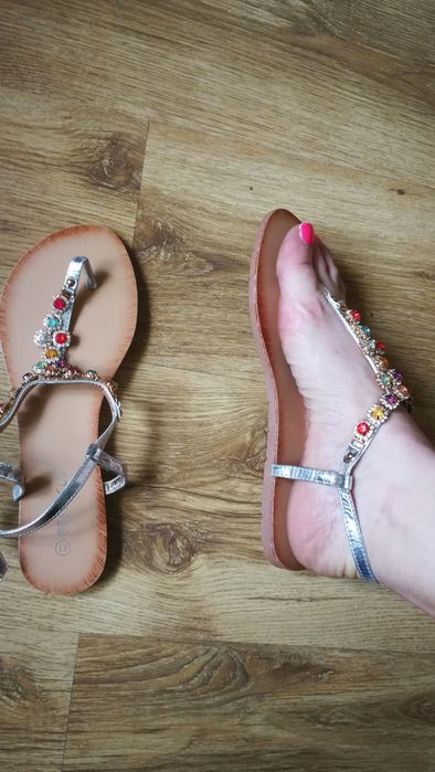 Nowe japonki 41 zapinane na kostce