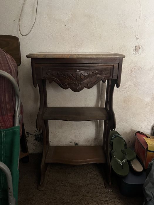 Consola antiga com tampo em marmore